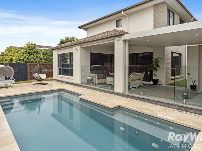 78 Lakeview Promenade, Newport