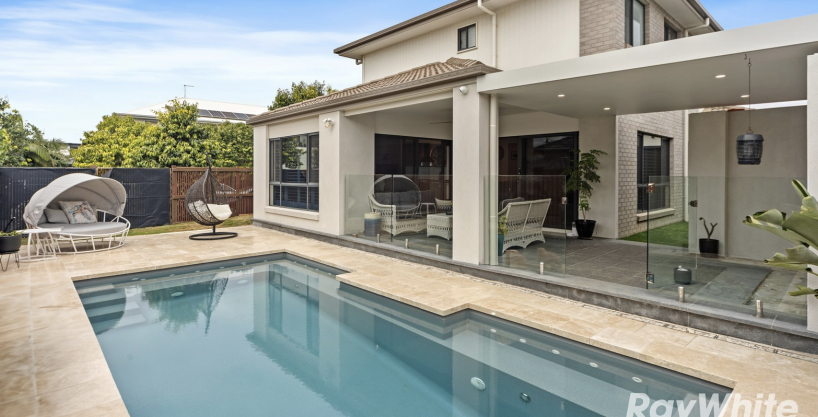 78 Lakeview Promenade, Newport